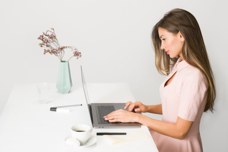 woman_sitting_and_working_on_pc